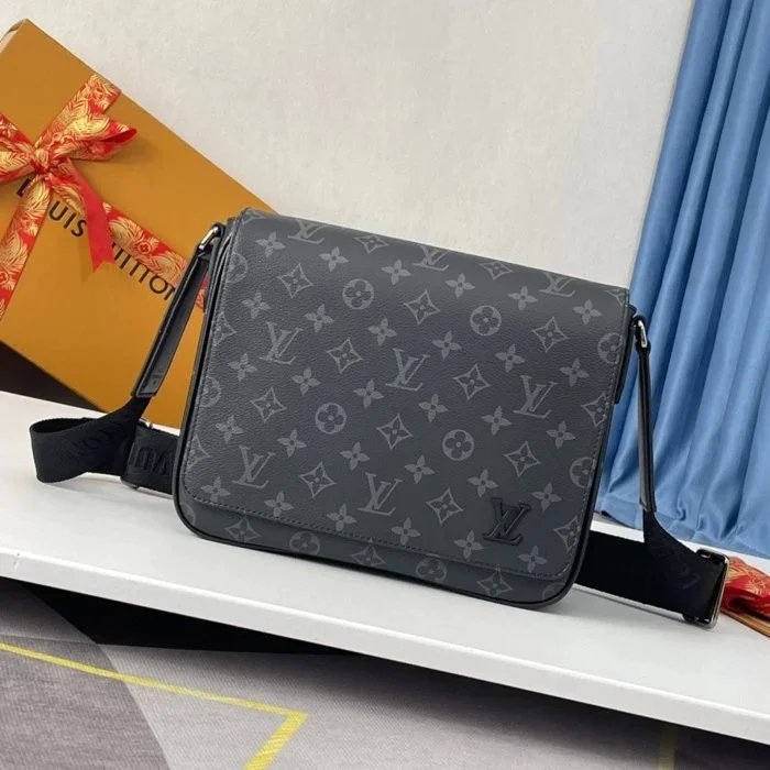 Louis Vuitton district monogram eipse 26