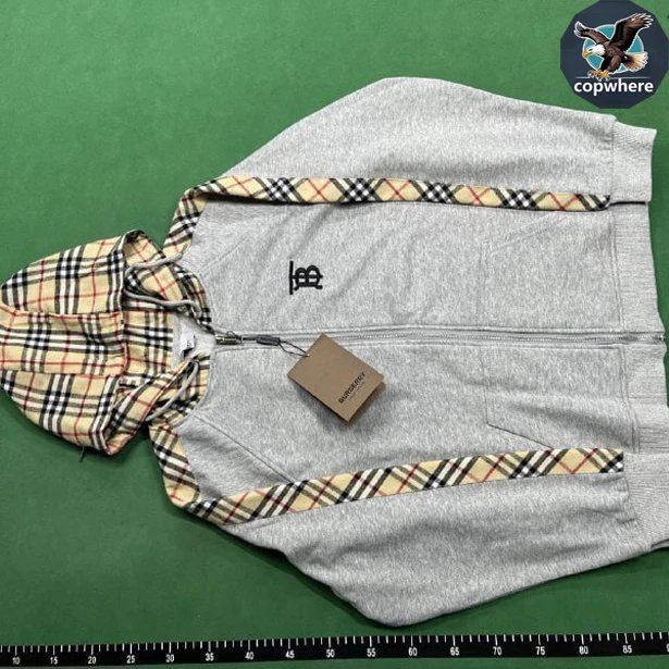 Burberry hoodie  (40 CP)